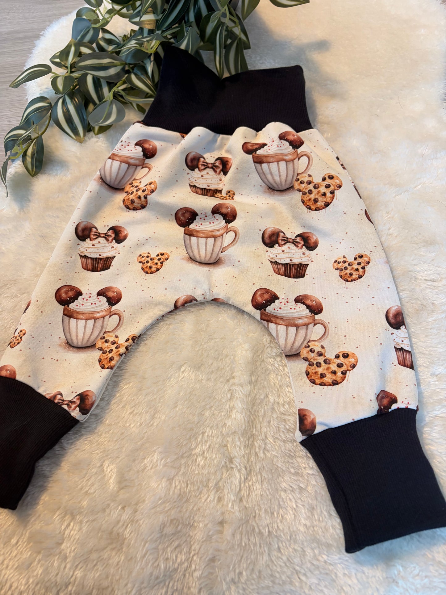 Pumphose mit niedlichen Cupcakes, Cookies und Kakao-Motive Gr. 80