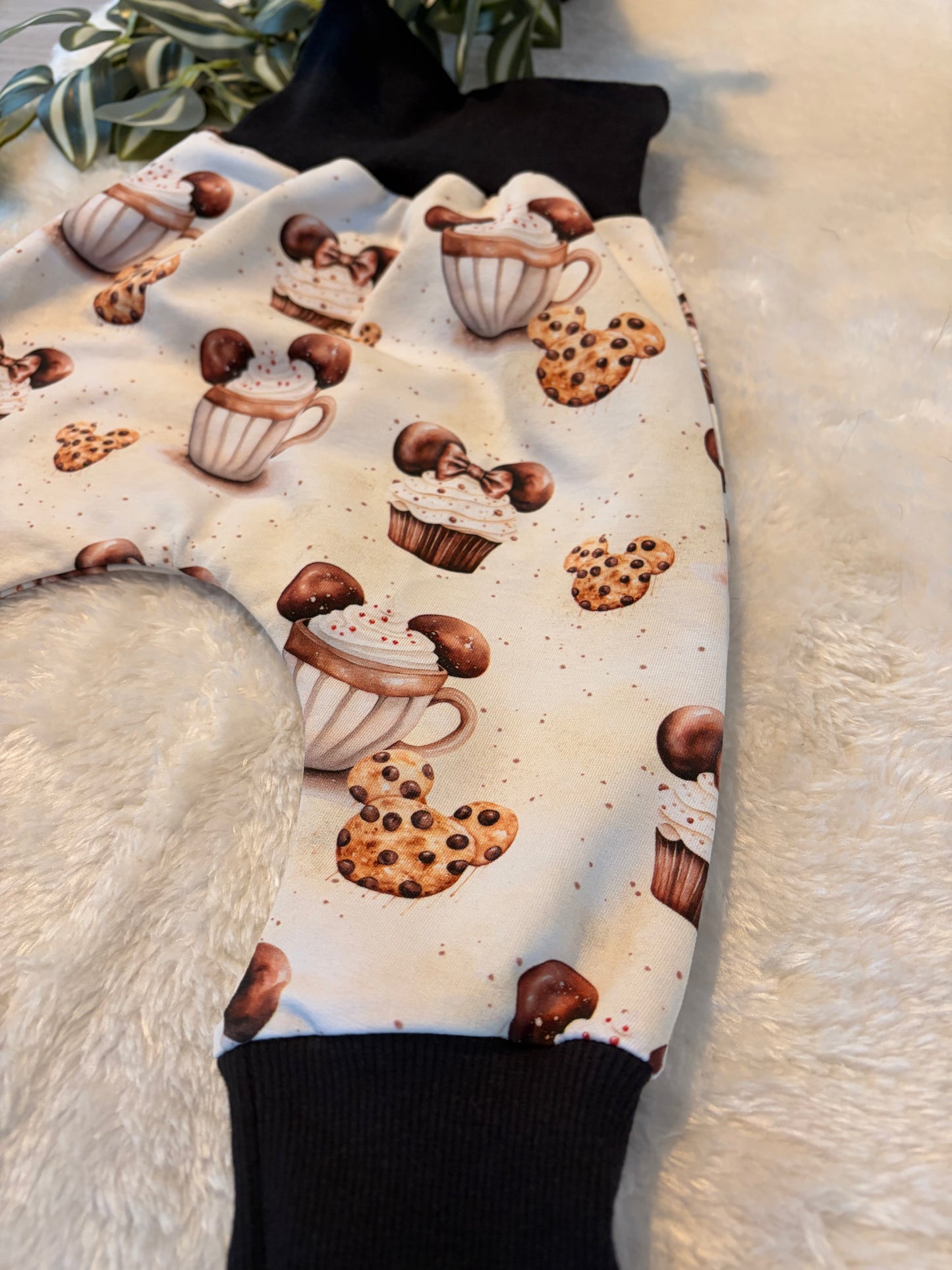 Pumphose mit niedlichen Cupcakes, Cookies und Kakao-Motive Gr. 80