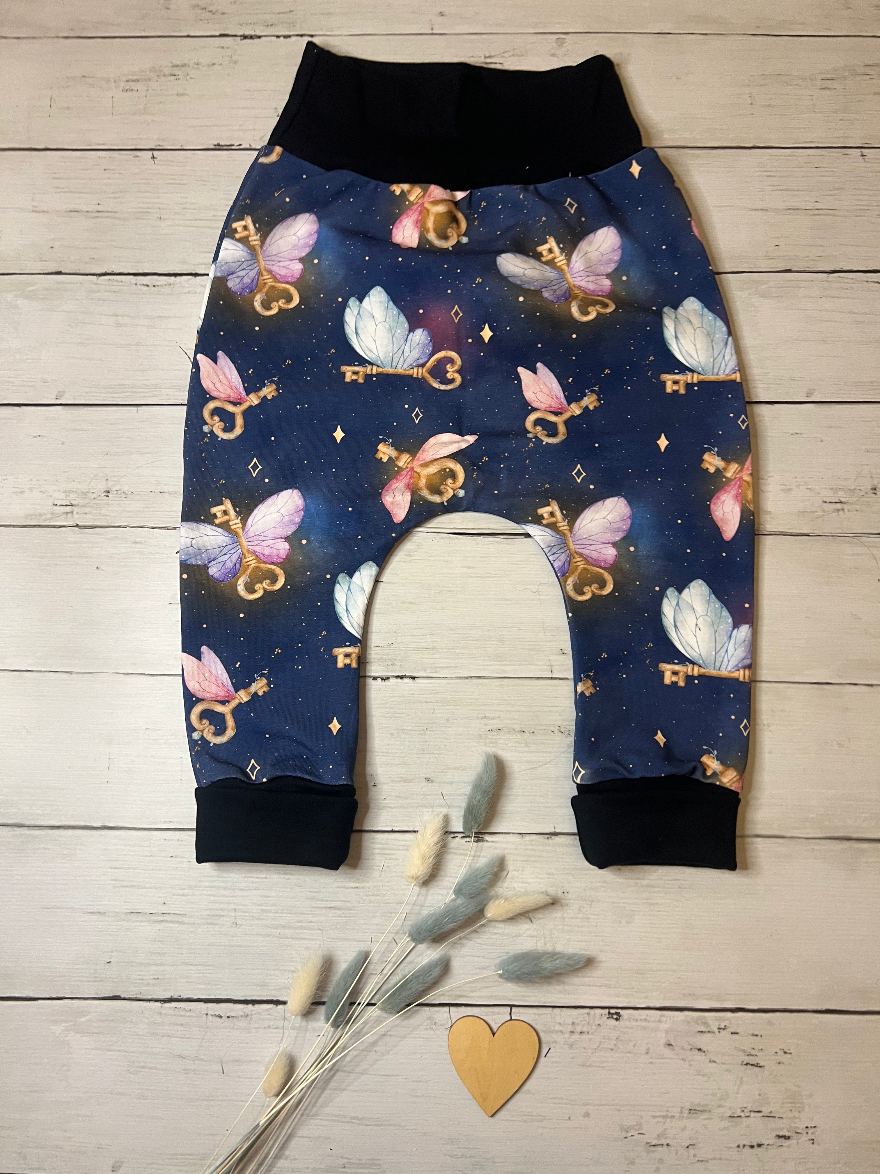 Pumphose mit Schlüssel- und Schmetterlingsmotiven Gr. 86