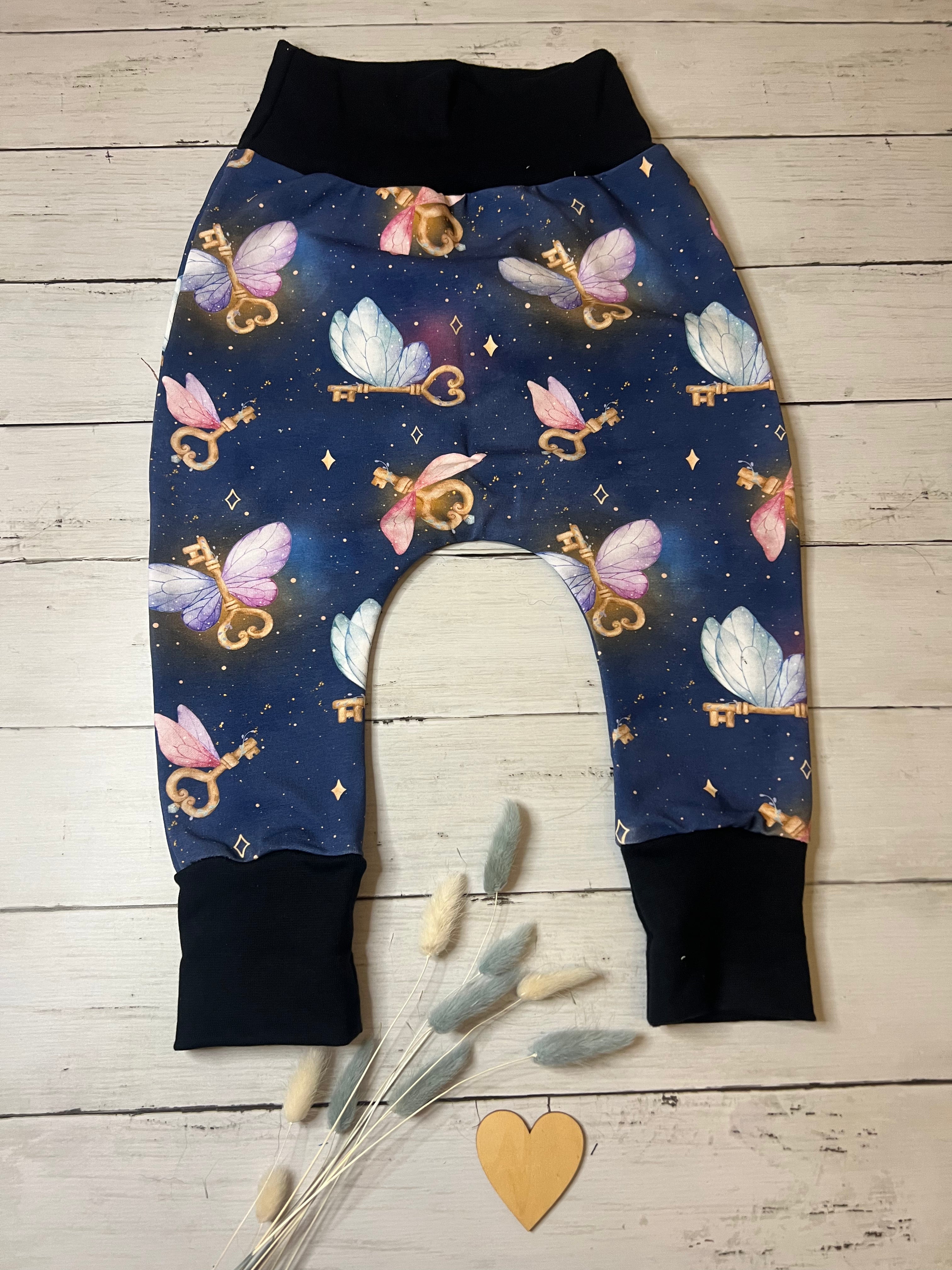 Pumphose mit Schlüssel- und Schmetterlingsmotiven Gr. 86